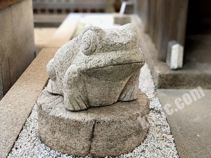 富島神社末社「美津社」の狛蛙